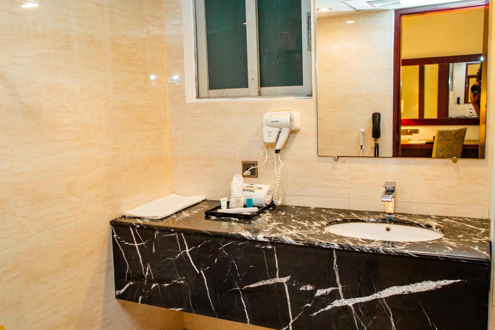 Hotel Grand Park Barishal Buitenkant foto